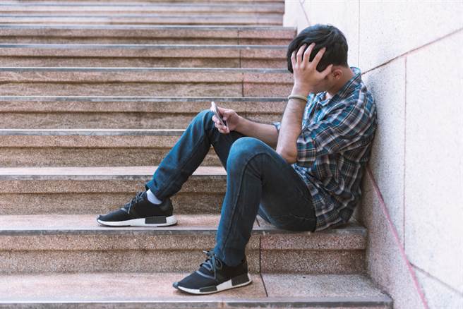 8+9亲戚开宾士代步、老婆越换越年轻，浪子回头后赚了他一生都赚不到的钱，让守法男大嘆成就输惨了。（图／Shutterstock）