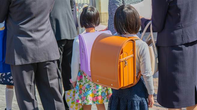 新北市某国小一带，昨日突有一名红衣男子骑单车衝出来，语带威胁对该校男童及其奶奶表示「再笑就杀了你们」，引发各界关注。（示意图／Shutterstock）