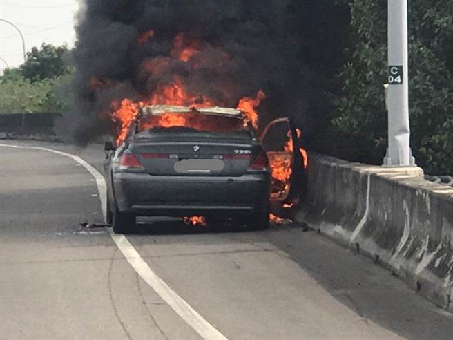 國1北向357.6公里楠梓出口28日上午8時20分發生一部小客車起火燃燒，幸無人員受傷。（翻攝照片／林瑞益高雄傳真）