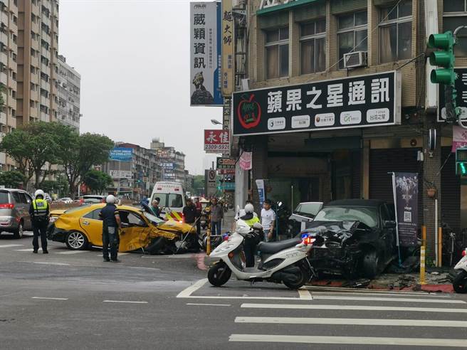 万华28日上午车祸，BMW休旅车与小黄对撞，两车车头全毁还衝进骑楼撞烂一排机车。（照片来源：脸书社团《我是万华人》）