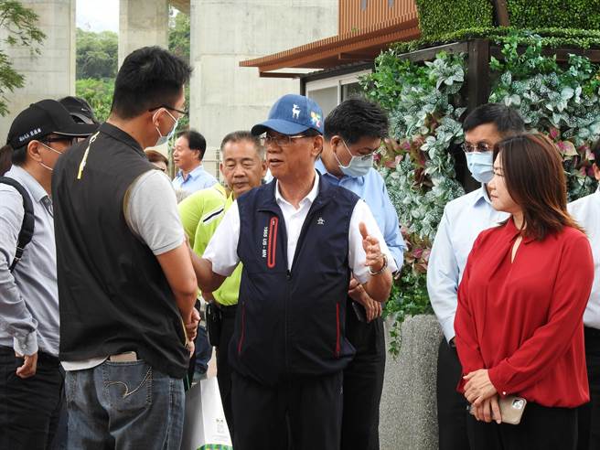 南投县长林明溱说，感谢高公局过去的支持与协助，同意县府利用桥耸云天高架桥下的空间打造绿雕园区，目前已初见成果。（南投县政府提供）