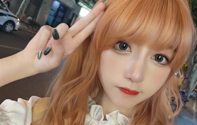 大陆直播主正妹咬米。（图／微博@咬米）