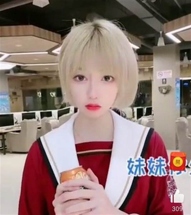 咬米P图过头，后面的电脑都歪了。（图／微博@咬米）