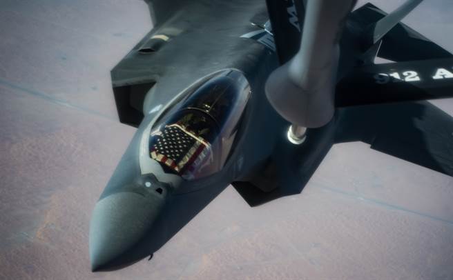 1架美国空军F-35A战机在空中加油的画面。（美国空军）