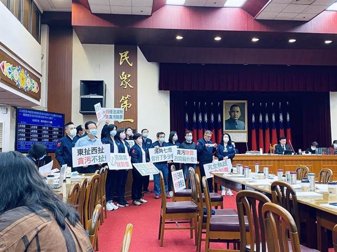 （绿营提案审查《会计法》第99-1条修正草案，遭蓝营杯葛并要求散会。图／林昱均）
