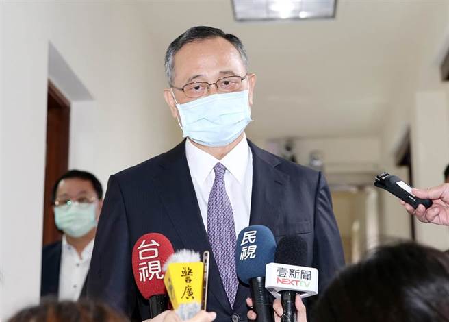 台北市松山分局中崙派出所遭人闯入破坏，后续还爆出监视器影像遭人为删除风波，警政署长陈家钦28日在立法院表示，第一时间员警没有逮捕现行犯严正执法，他深表痛心，警政署的态度就是不纵容、不包庇，违法者一律严办。(姚志平摄)