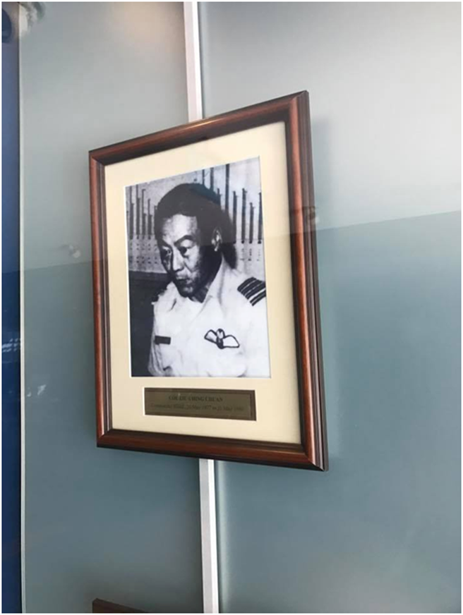悬挂在新加坡空军博物馆的新加坡空军首任司令刘景泉照片，他同时是马来西亚华侨，也是打下过米格机的中华民国空军英雄。(许剑虹摄)
