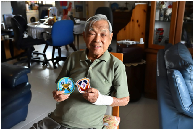 今天的新加坡华人是新加坡人，马来西亚华人也是马来西亚人，可是对于80年前回国参战的何永道而言，他还是无法忘怀自己身为中华民国空军军官的岁月。此照片拍摄于何老英雄自宅。(许剑虹摄)