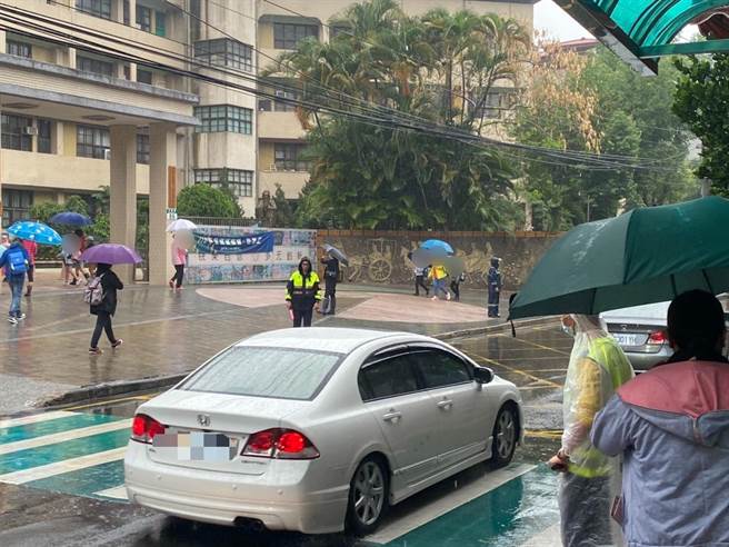 海山分局加強校園周邊巡邏。（海山警分局提供）