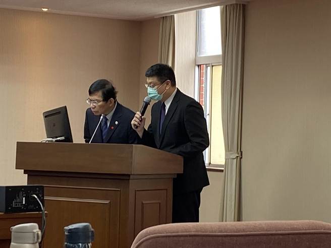 交通部長王國材（左）與台鐵局長杜微（右）。（陳祐誠攝）