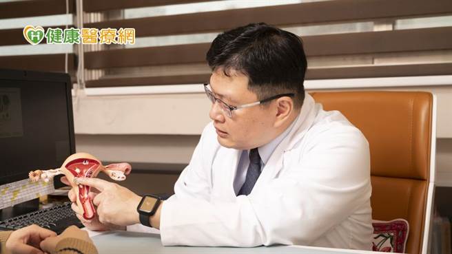 台北中山醫院婦產科主任鍾國騰醫師表示，有疑似子宮肌瘤症狀時，應儘早檢測儘早治療，也提醒患者術後應定期檢查，避免肌瘤復發。(圖/健康醫療網提供)