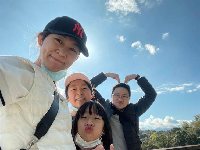 永庆的弹性工作八小时和完整的勤假制度，让洪瑞豪（图右）可以自由的安排出游时间，避开人群，跟家人一起享受开心的旅游时光！(图/永庆房屋提供)