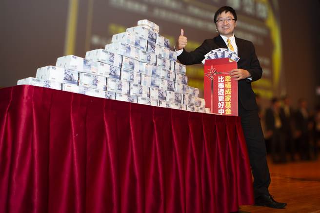 瑞豪以当客户们懂房产的朋友为目标，将心比心的交流也给予房市建议，搭配永庆的科技工具，让他几乎每年都能达到千万业绩，再加上公司丰厚的奖金制度，让他荷包满满。(图/永庆房屋提供)