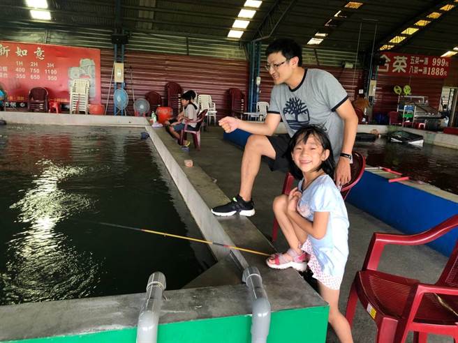 在永庆闯出成绩的瑞豪（图上），有资源也有时间，可以带着女儿们体验生活中的种种活动和游戏，创造丰富有层次的精采人生。(图/永庆房屋提供)