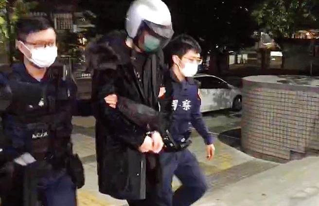 高雄施姓男子(中)被從事醫美行業的張姓貴婦收留當乾兒子，但他卻趁著與乾媽同居期間，和貴婦的張姓乾弟弟聯手，洗劫貴婦家中約2941萬的財務，施男與張男遭檢方依竊盜罪起訴。(本報資料照片)