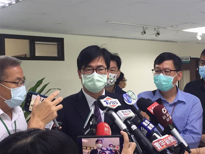 針對旱災導致高雄荔枝災損，高雄市長陳其邁表示，農委會已核定補助玉荷包每公頃9萬元救助。(林雅惠攝)