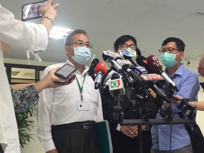 　農業局長張清榮表示，這一次高雄市整個青梅、茶葉、荔枝、玉荷包及黑葉的災損經過超前佈署，及昨天最後的勘災後，已經確定高雄市玉荷包及黑葉荔枝會進行災損的現金救助。(林雅惠攝)