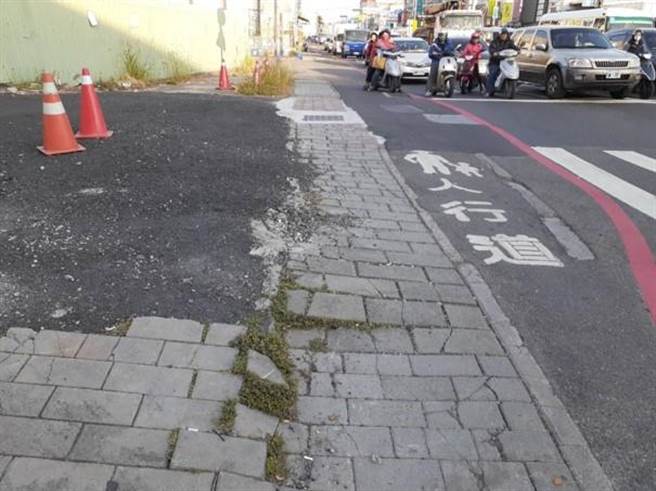 台南市政府改善大湾交流道东侧侧车道及復兴路等2处路口。（台南市工务局提供／曹婷婷台南传真）