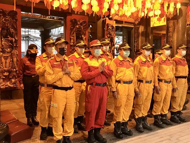 基隆市特搜队28日早上前往庆安宫进行平安祈福仪式。（陈彩玲摄）