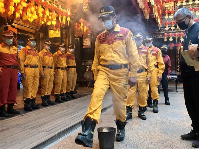 基隆市特搜队28日早上前往庆安宫进行平安祈福仪式。（陈彩玲摄）