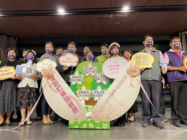 新北市莺歌区公所与客家局推出「花见莺歌桐游陶艺趣」，推出4梯次的赏桐小旅行，邀请民眾免费参与。（蔡雯如摄）