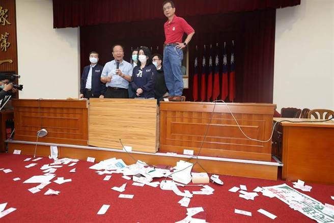 立法院财政委员会28日审查《会计法》第99-1条修正草案等，国民党立委质疑该案有意替前总统陈水扁的国务机要费除罪化，蓝、绿双方发生口角及肢体拉扯，礼券、标语及麦克风散落一地，现场一片混乱。（刘宗龙摄）