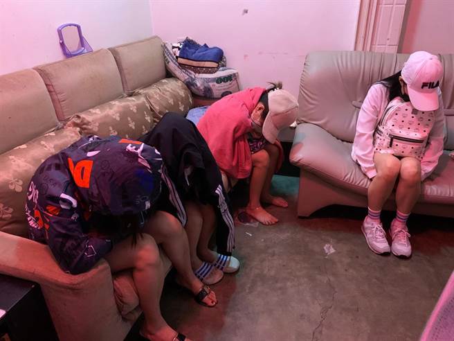 新竹县湖口乡荣光路附近27日晚间再被移民署、检、警、调共同查获外籍私娼寮，逮捕李嫌负责人及印尼籍卖淫女子13人。（新竹专勤队提供／陈育贤新竹传真）