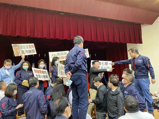立法院财政委员会审议会计法修正，蓝营发动杯葛。（图／吴静君摄）