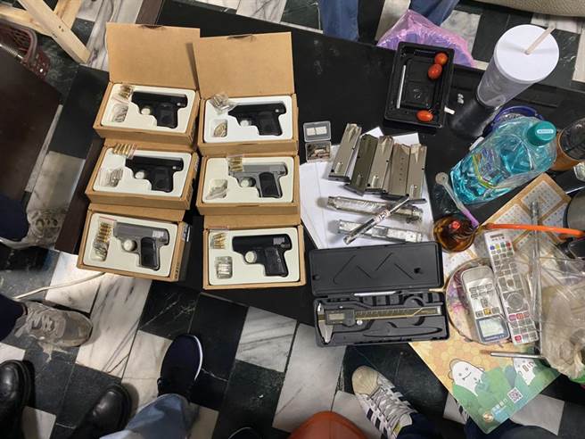 毒虫在台南家中设置改枪场　遇警攻坚狡猾躲顶楼水塔（新庄警提供／戴上容新北传真）