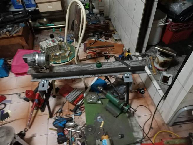 郑男曾担任过车床工人，疑利用车床加工的技术，在家从事改枪贩售。（新庄警提供／戴上容新北传真）