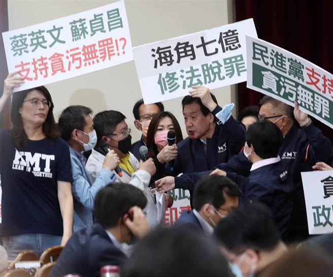 立法院财政委员会28日审查《会计法》第99-1条修正草案等，国民党立委质疑该案有意替前总统陈水扁的国务机要费除罪化，国民党团总召费鸿泰（右二）、立委赖士葆等人举标语、发言杯葛并要求散会，不该处理法案；当主席总召郭国文请立委蔡易余（左三）作提案说明时，蔡易余与费鸿泰一度口交角相向，并用手肘互推。（刘宗龙摄）