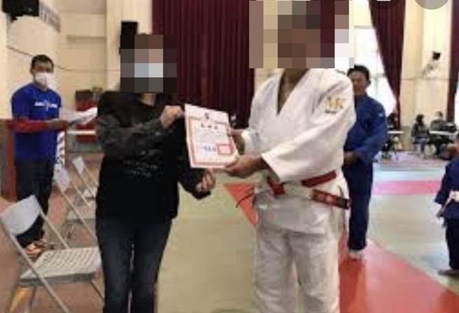 何姓教练（右）重摔7岁男童濒脑死，涉嫌过失伤害，遭羁押禁见。（王文吉摄）