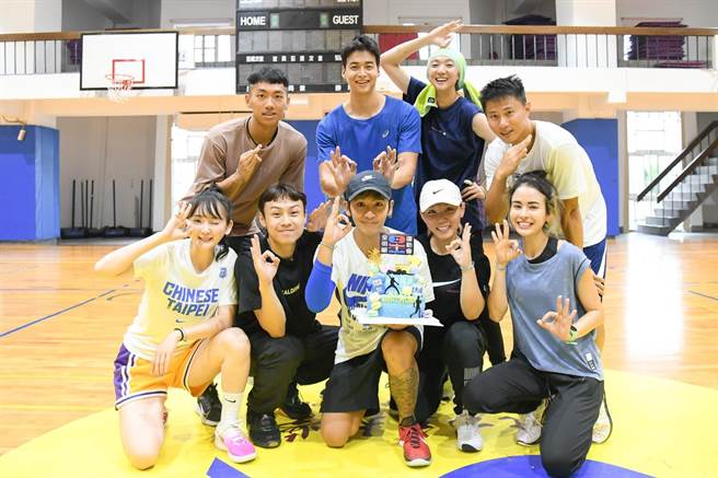 鼓鼓在全明星蓝队队友陪伴下庆生。（相信音乐提供）