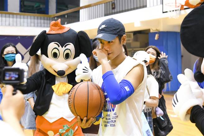 鼓鼓感动到落泪。（相信音乐提供）