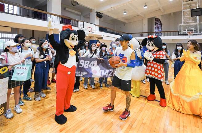 正在练球的鼓鼓看到歌迷如此用心，又惊又喜。（相信音乐提供）