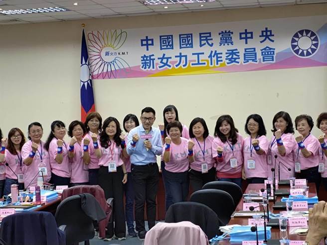江启臣与新女力工作会成员合影。（黄福其摄）