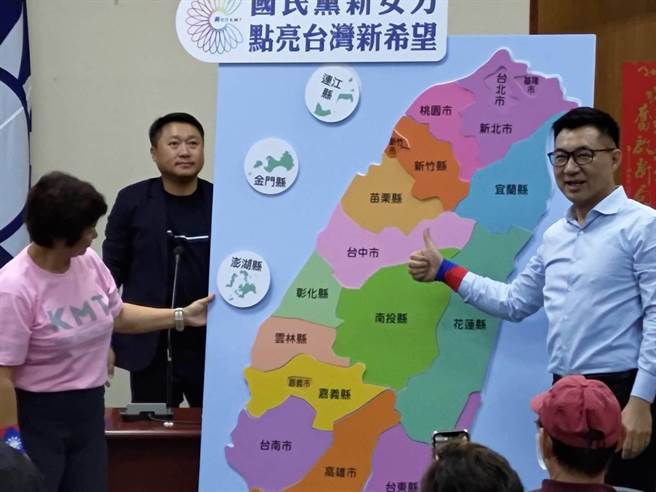 江启臣与新女力工作会成员合作完成台湾拼图。（黄福其摄）