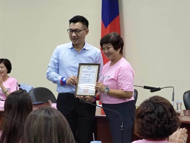 江启臣授证给新女力工作会主委聂惠如。（黄福其摄）