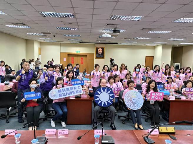 李乾龙与新女力工作会成员合影。（黄福其摄）