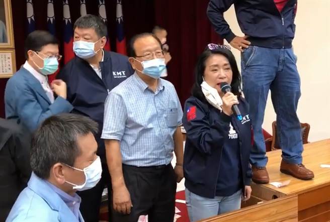 立院财政委员会今（28）日审查《会计法》第99条之1修正草案，涉及国务机要费除罪化，因蓝绿爆发衝突，召委郭国文未经宣读，就将该案直接宣布送出委员会；国民党立委李贵敏（右）对此痛批，是财政委员会之耻，也是立法院之耻。（图／摘自李贵敏脸书）