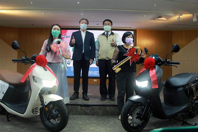 台南市政府交通局推动行动支付举办「台南好停车，缴费e骑抽」活动，幸运的永康区杨先生不仅停车优惠不花钱，还抽中大奖，由其太太（左一）代为出面领奖。（洪荣志摄）