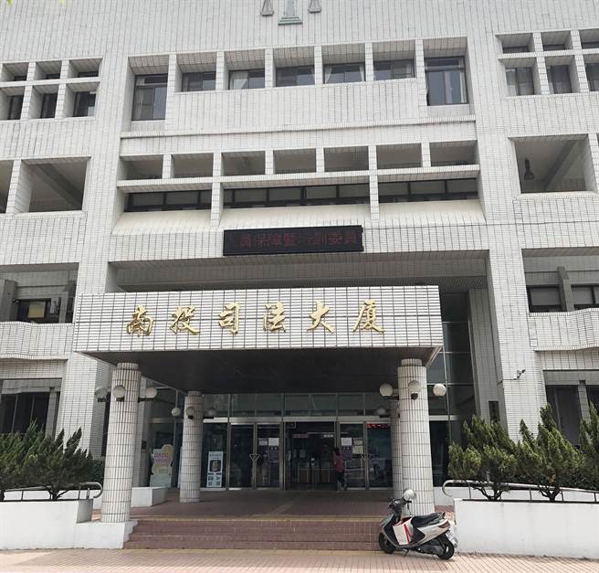 南投县一名白姓女子，深夜强押小三施暴，并命其在公墓罚站近半小时才让小三离开，地方法院以妨害自由罪名判处。（陈世宗摄）