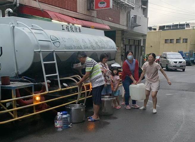 台水公司四区处表示，因应「供五停二」限水措施，派出水车运补临时取水站。（台水四区处提供／陈淑芬台中传真）