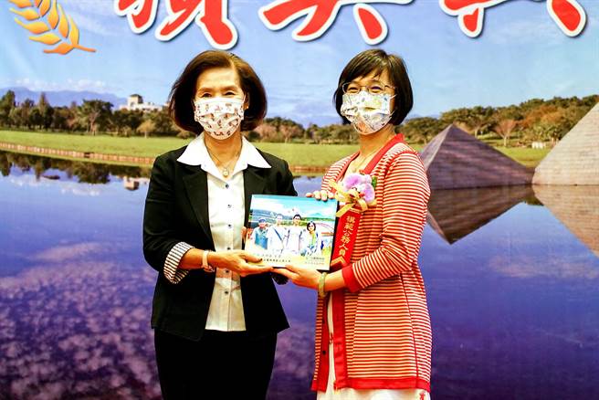 宜蘭縣長林姿妙（左）頒獎給模範公務人員獲選者之一衛生局科長許玉霞。（李忠一攝）