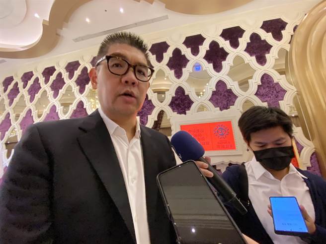 国民党智库副董事长连胜文28日表示，对有各方人马要选，走自己的路，他也反问，有谁能比他在2022年对国民党更有贡献的，赢得2022年的选举。（卢金足摄）