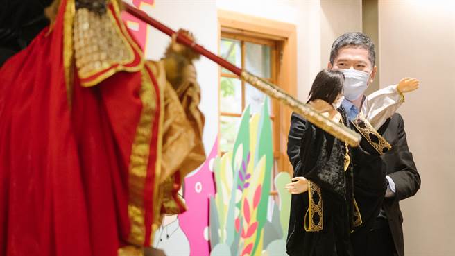 金鹰阁电视木偶剧团演出布袋戏剧目《大话西游—闹天宫》，并邀请文化部长李永得互动表演。(文化部提供)