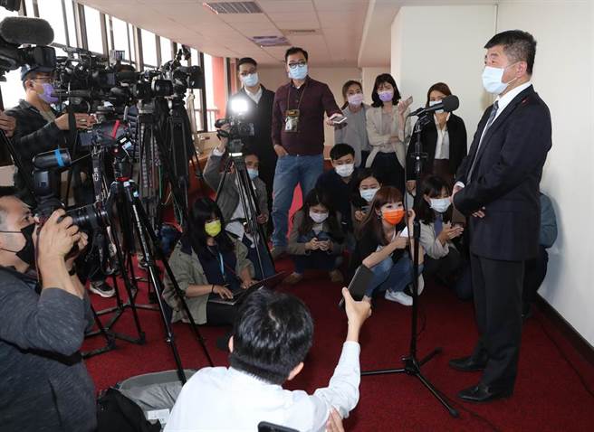 外界担忧华航货机印尼籍机师妻子确诊前可自由在社区走动，恐成防疫破口。卫福部长陈时中（右）28日在立法院受访时表示，应该不会，该名机师妻子在居家隔离后进行採检都呈阴性，代表隔离前不具传染力，之后再验出确诊时，也已在居家隔离中。（刘宗龙摄）