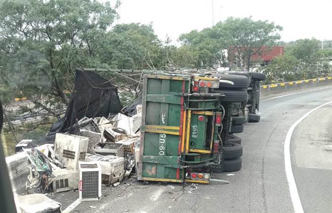 半拖板车国道3号下和美匝道翻覆，废弃家电掉落一地封闭匝道。（彰化踢爆网提供／吴敏菁彰化传真）