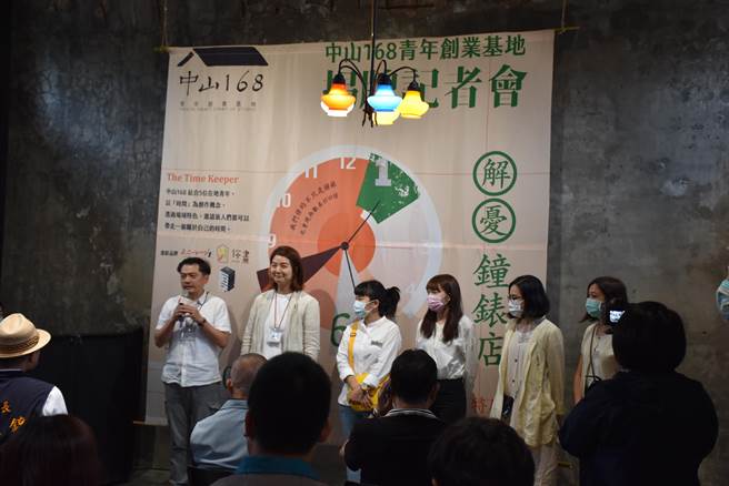 竹南中山168青年文创基地是由徐嘉明（左）、庄雅婷（左一）夫妇一手打造，目前另有4位文创女青进驻。（谢明俊摄）