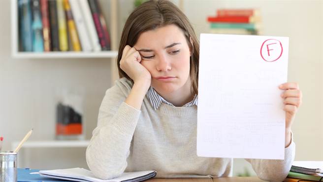 大陆一名父亲重金让孩子补习数学，模拟考却只考59分气到衝去补习班大闹。图片为示意图非本人。（图／shutterstock）